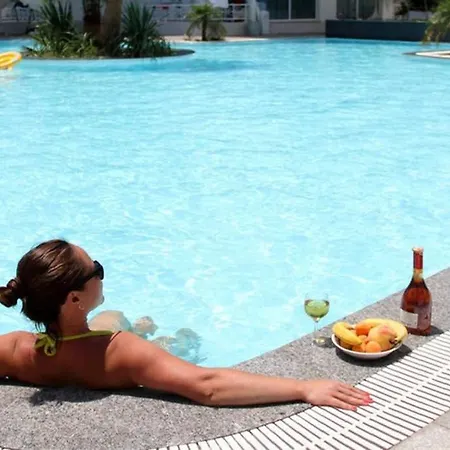 Stunning Views, Convenient Location, Pool, Beach 公寓